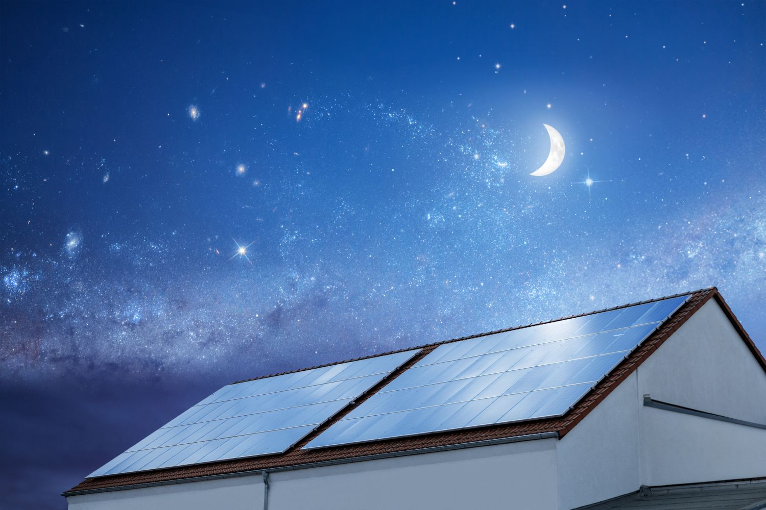 Dach nachts mit Sonnenkollektoren bedeckt
